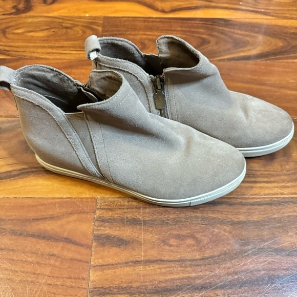 Blondo women’s tan waterproof suede booties. Fits like a 8 ( 10 1/4”) - Picture 2 of 13